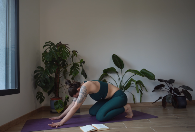 Toucher le sol sans forcer : délier l’arrière du corps en 15 minutes