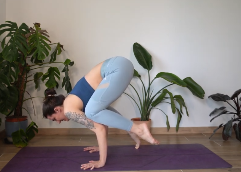 Renforcer le centre et préparer la posture du corbeau en douceur