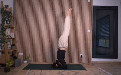 Réussir le headstand avec puissance et contrôle